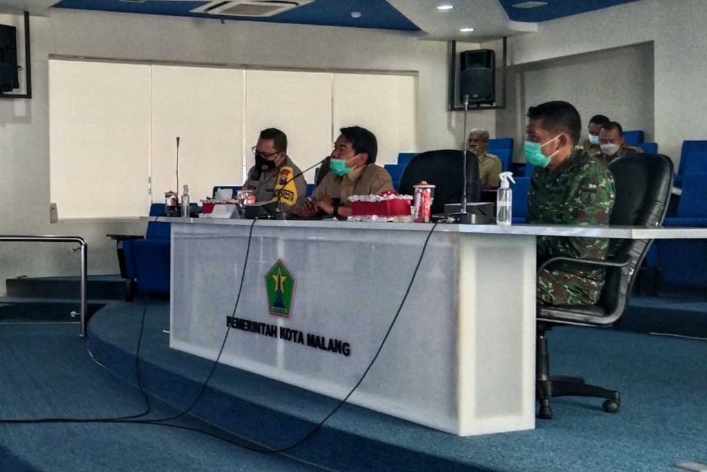 Perwakilan Kodim dan Polresta Malang Kota dampingi Sekda, Wasto. (ws1) - Evaluasi PPKM Mikro, Sekda: Alhamdulillah Turun Signifikan