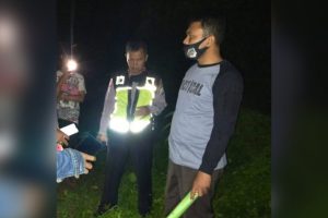Petugas Polres Pasuruan Kota saat sedang melakukan olah TKP penemuan bayi - Warga Plososari Temukan Bayi Laki-laki Terbungkus Dedaunan