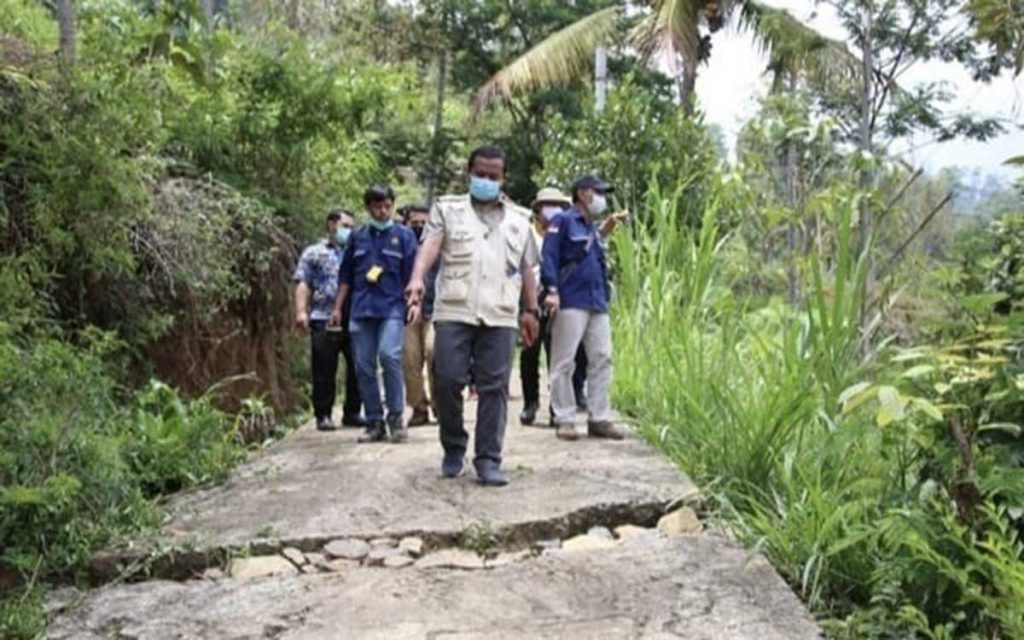 Petugas melakukan mitigasi bencana di sejumlah wilayah di Kabupaten Kediri yang berpotensi mengalami bencana alam seperti banjir dan tanah longsor - Pemkab Kediri Lakukan Mitigasi Bencana