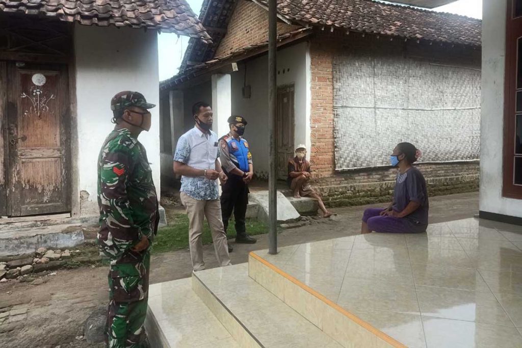 Petugas saat berada di rumah korban Laka Lantas - Pemotor Tewas Setelah Ditabrak Lari Pengendara Calya