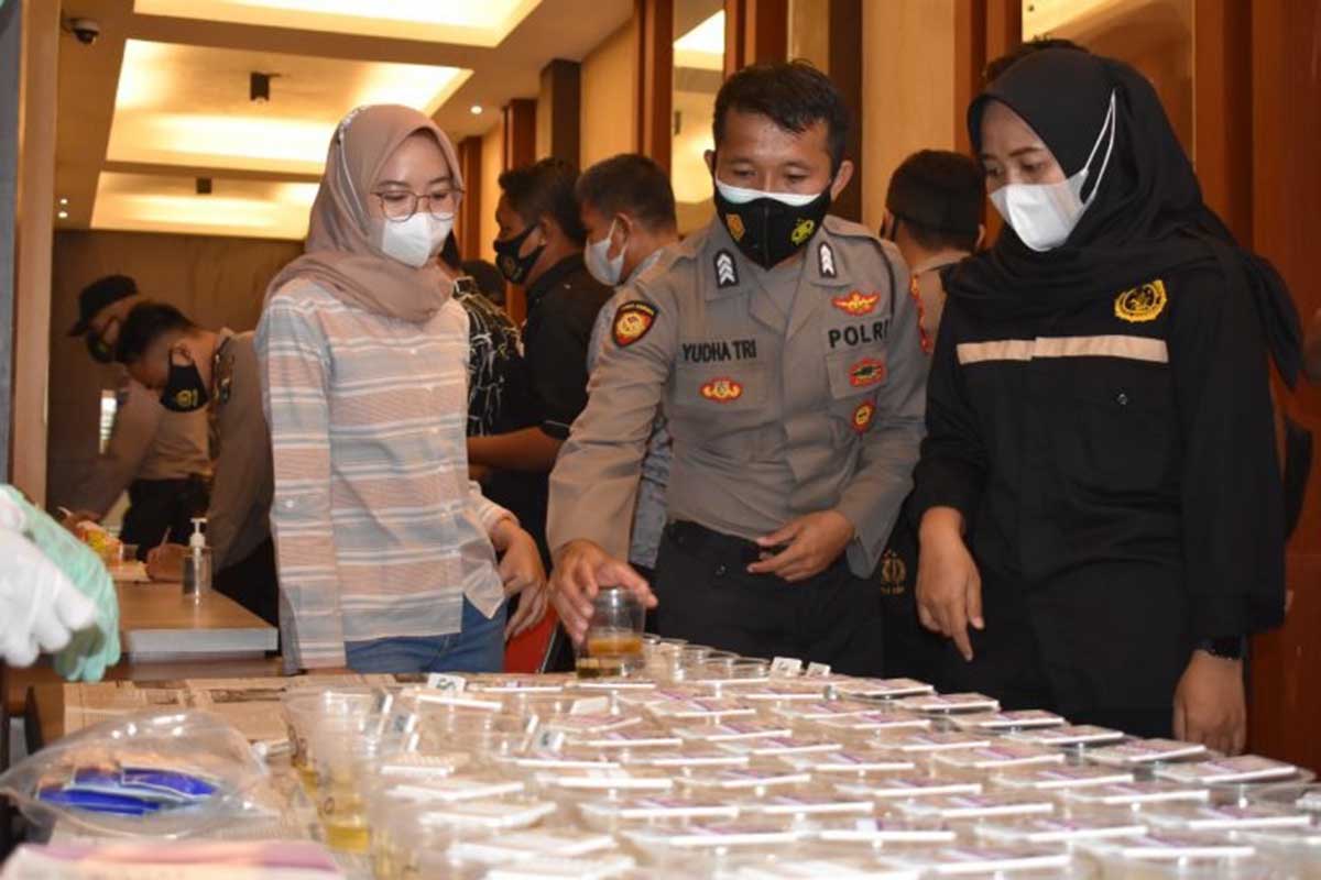Petugas saat memeriksa sampel urine - Mendadak Personel Polres Trenggalek Jalani Tes Urine