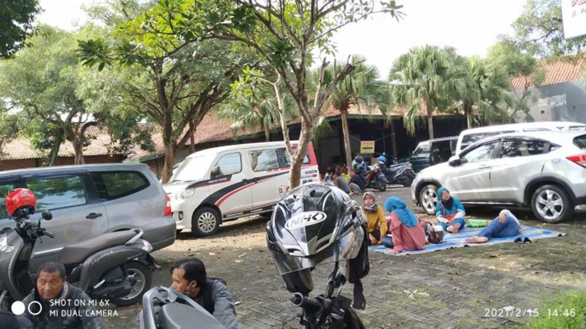 Pihak agen dan mitra masih bertahan di sekitar koperasi NMSI untuk mengetahui kabar selanjutnya - Koperasi NMSI Berbelit-Belit, Ratusan Agen Geram