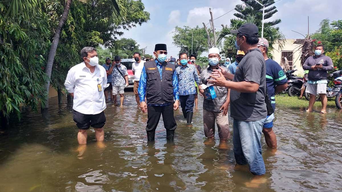 BANJIR - Pj Bupati Sidoarjo, Hudiyono bersama warga mengecek banjir di Desa Rangkahkidul, Kecamatan/Kabupaten Sidoarjo lantaran banjir tak kunjung surut, Rabu (17/02/2021) - Pemkab Siapkan Tempat Mengungsi Warga Terdampak Banjir - Citraloka Residence