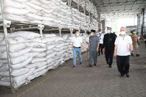 SIDAK - Pj Bupati Sidoarjo, Hudiyono menggelar sidak ke PT Aneka Kakao di Jalan Raya Desa Pilang, Kecamatan Wonoayu, Sidoarjo untuk memastikan penerapan Protokol Kesehatan (Prokes), Rabu (03/02/2021) - Pj Bupati Sidoarjo Minta Penambahan Fasilitas Prokes dan Tidak Ada PHK