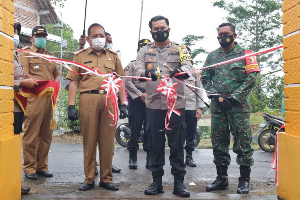 Plh. Bupati Trenggalek saat menghadiri peresmian Kampung Tangguh Semeru di Desa Jombok Kecamatan Pule, Selasa (22/2/2021) - Plh. Bupati Trenggalek Ajak Masyarakat Dukung PPKM Mikro