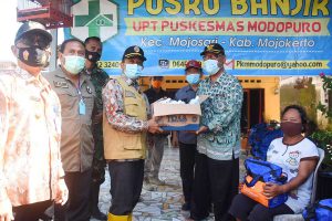 Plh Bupati secara simbolis menyerahkan bantuan kepada warga yang terdampak banjir - Plh Bupati Tinjau Bencana Banjir Jotangan