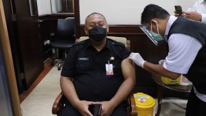Plh Wali Kota Surabaya Hendro Gunawan jalani suntik vaksin Covid-19 - Giliran Pelayanan Publik dan Lansia - Vaksinasi Covid19 Tahap Dua