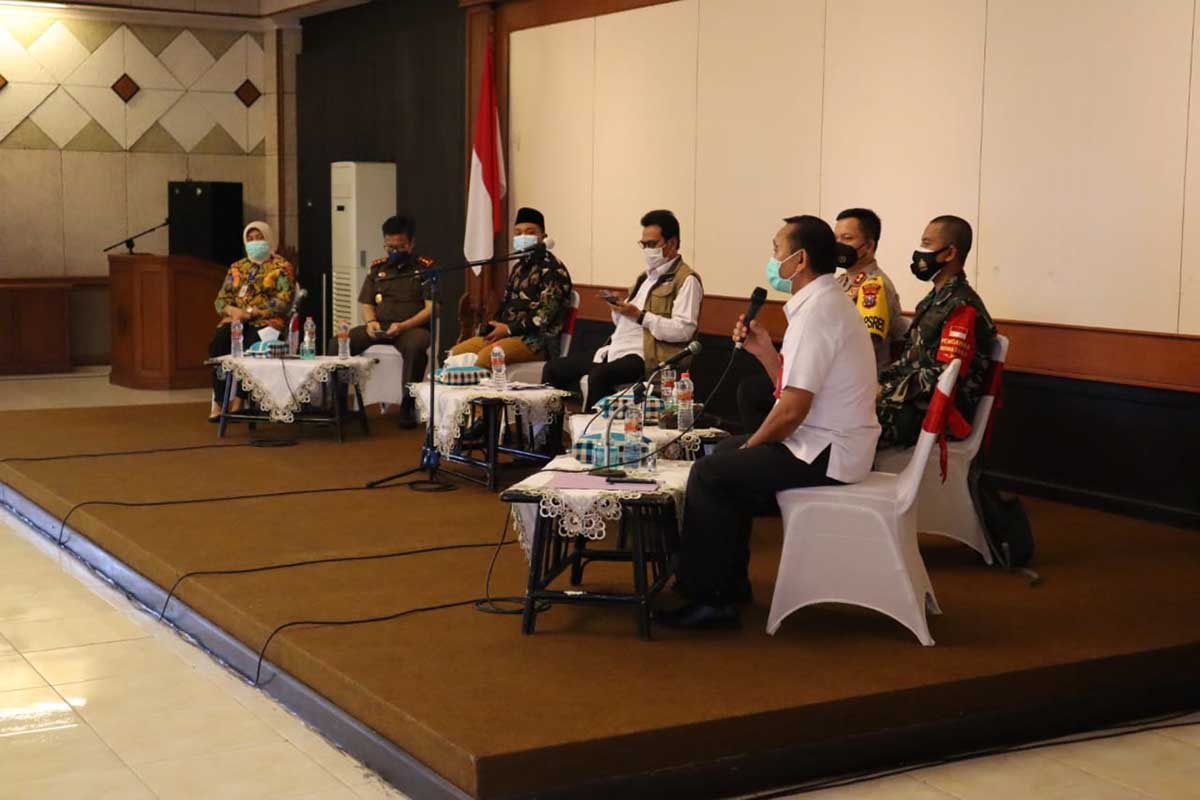 RAPAT EVALUASI : Plt Bupati Gresik, Mohammad Qosim saat memimpin rapat evaluasi pelaksanaan PPKM yang berlangsung di Ruang Mandala Bakti Praja, Rabu (3/1/2021) - PPKM di Gresik Dinilai Sukses dan Efektif