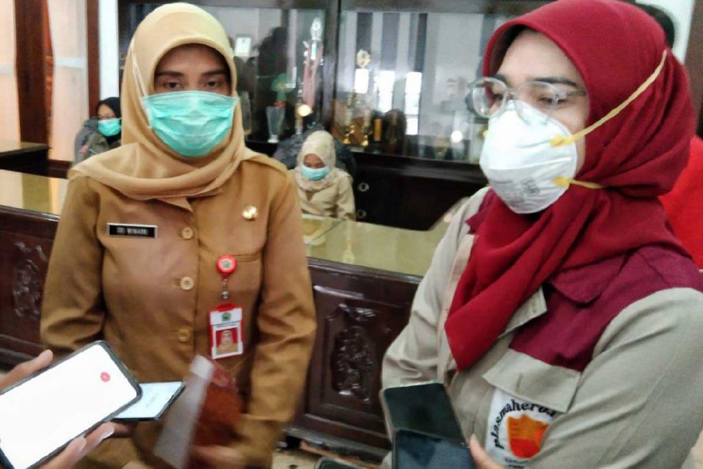 Plt. Dinkes Kota Malang bersama penggagas Plasmahero. (ws1) - Gerakan Plasma Hero, Targetkan 1000 Plasma Konvalesen di Malang
