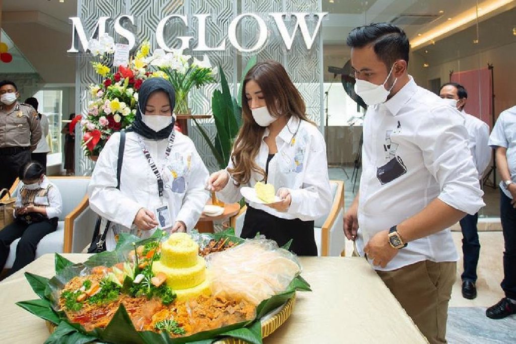 Founder MS GLOW memotong tumpeng, simbolis peresmian kantor baru. (ist) - Resmikan Kantor Baru, MS GLOW Rekrut Penyandang Disabilitas
