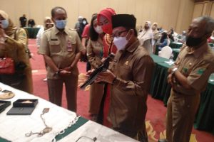 Walikota Malang dan Ketua Dekranasda mencermati produk electroforming. (rhd) - Teknik Electroforming Tingkatkan Produk Kreatif UMKM di Pasar Global