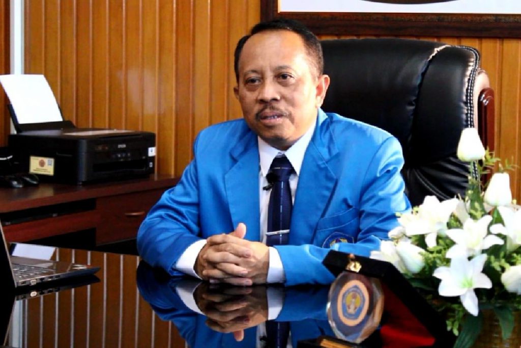 Prof Kustamar saat di ruang kerjannya. (ist) - Rektor ITN Kustamar Malang Berpulang, Impikan S3 Teknik Elektro