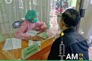 Proses vaksinasi tahap I dosis kedua di Puskesmas Dinoyo - Puskesmas Dinoyo Vaksin 250 Pejabat Kelurahan dan Satpol PP