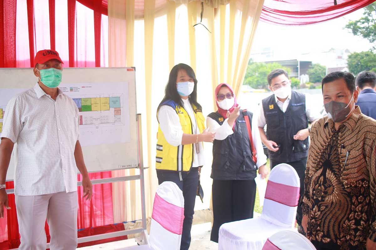 Rektor UMM menyambut Dirjen Cipta Karya Kementerian PUPR. (ist) - UMM - Kementrian PUPR - BNPB Bangun RS Lapangan Covid-19