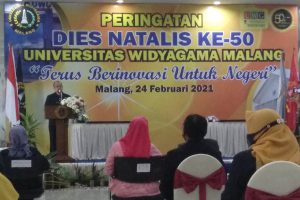 Rektor UWG, Dr Agus Tugas Sujianto ST MT, memaparkan kado prestasi Dies Natalis ke-50 UWG. (rhd) - Dies Natalis ke-50, UWG Hujan Kado Prestasi