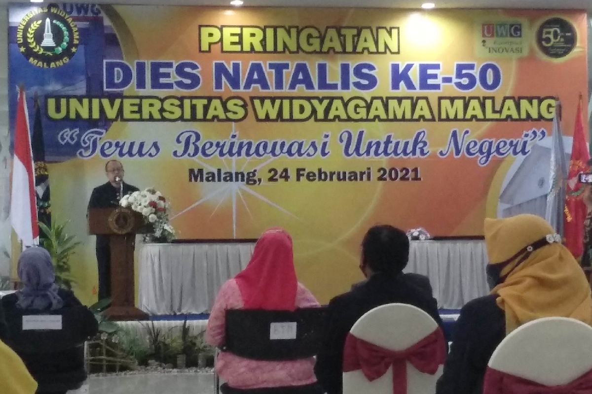 Rektor UWG, Dr Agus Tugas Sujianto ST MT, memaparkan kado prestasi Dies Natalis ke-50 UWG. (rhd) - Dies Natalis ke-50, UWG Hujan Kado Prestasi