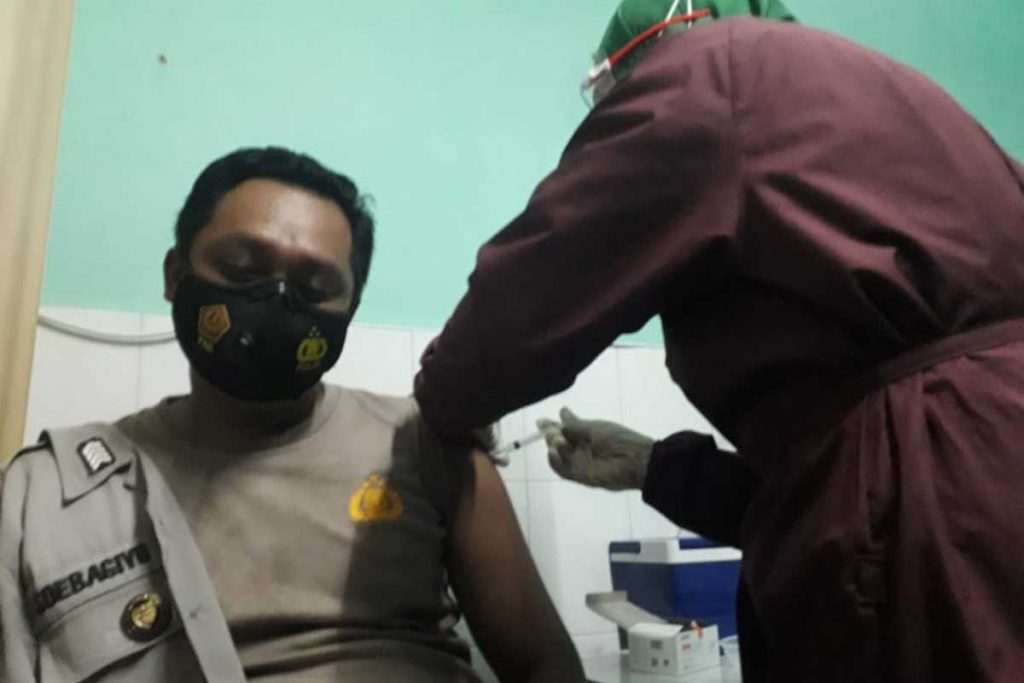 Salah satu anggota polisi divaksin. (ist) - 680 Anggota Polresta Malang Kota Divaksin Produk Biofarma