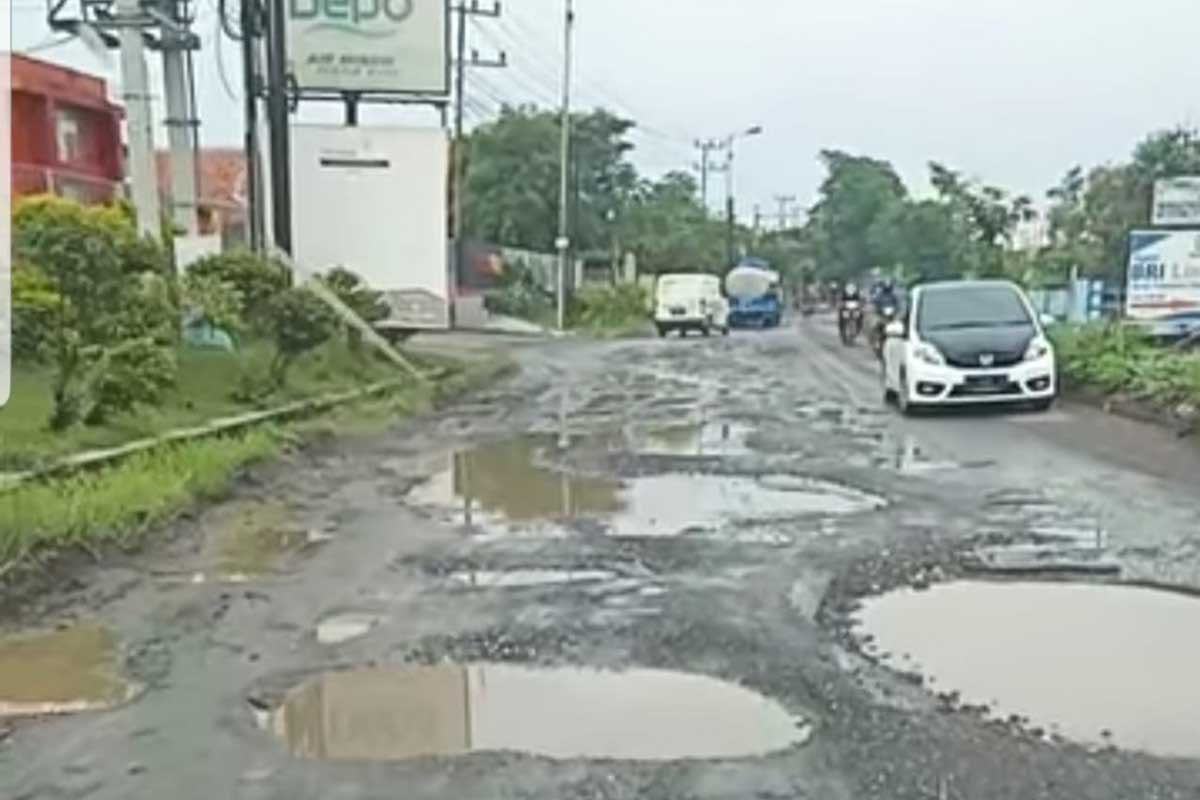 RUSAK - Salah satu kondisi jalan rusak berat yang ada di sejumlah wilayah kecamatan di Sidoarjo yang tak kunjung diperbaiki - Dana PIWK Tak Diserap, Jalan Rusak Tak Kunjung Diperbaiki