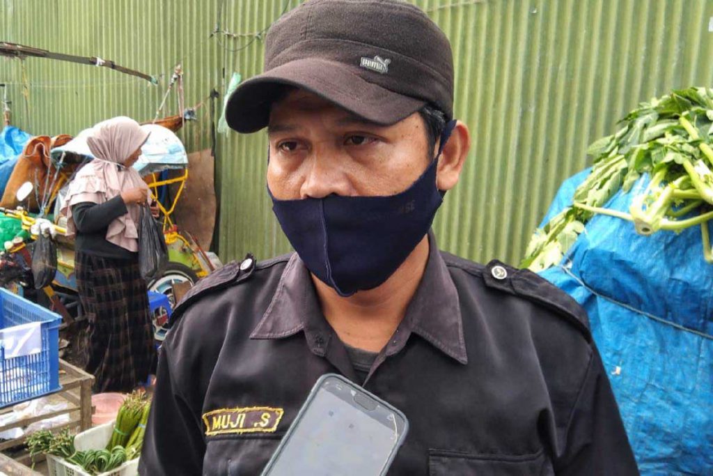 Salah satu petugas memberikan penjelasan. (ws2) - Wastib Diskoperindag Tertibkan Pedagang Pasar Kebalen