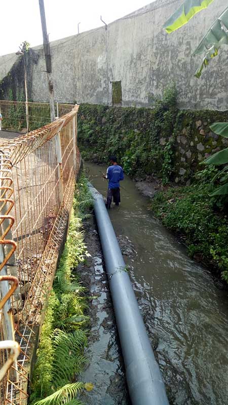 Saluran limbah cair 5 perusahaan yang telah di pasang menuju sungai wrati - Lima Pabrik Telah Ditegur 3 Kali