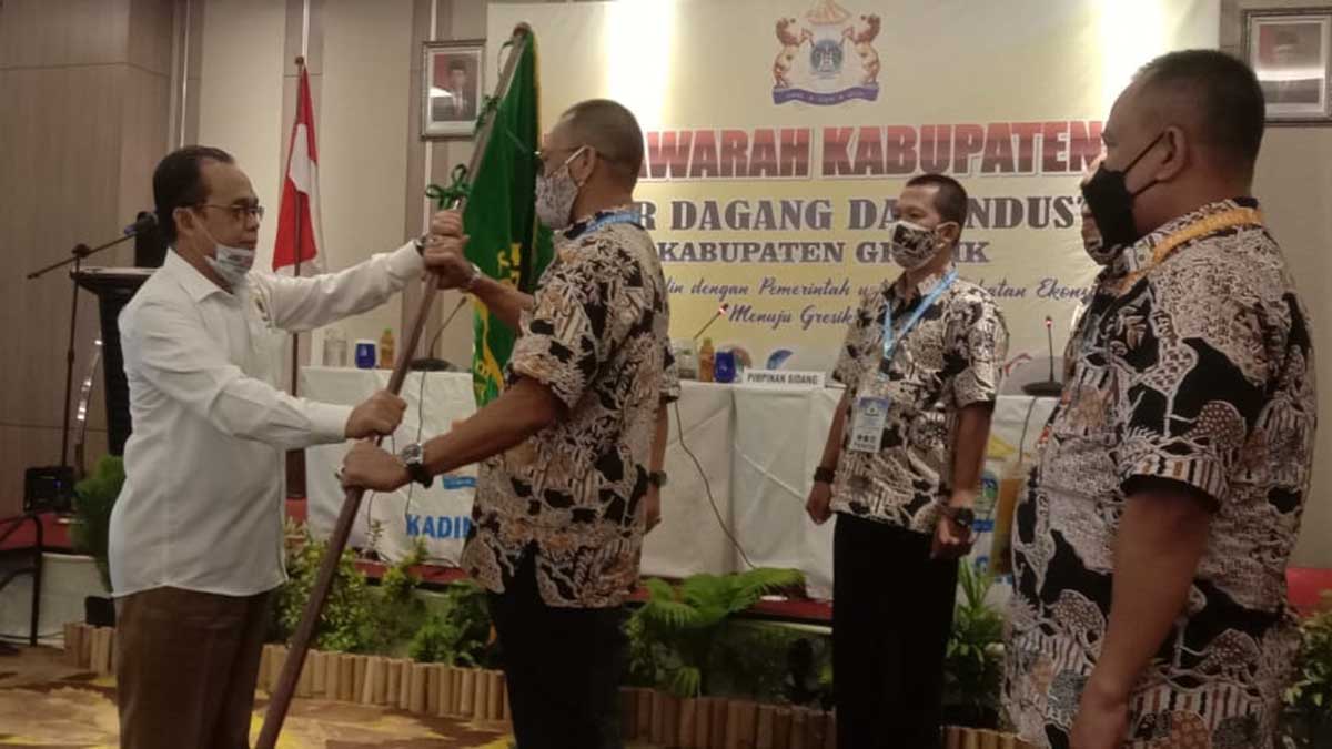 TERPILIH : Sarjono yang terpilih sebagai Ketua Kadin Gresik saat menerima bendera kepemimpinan Kadin periode 2021-2026, Rabu (10/02/2021) - Gus Yani Ajak Semua Jajaran Berkolaborasi Bangun Gresik Baru - Sarjono Terpilih Ketua Kadin Periode 2021-2026