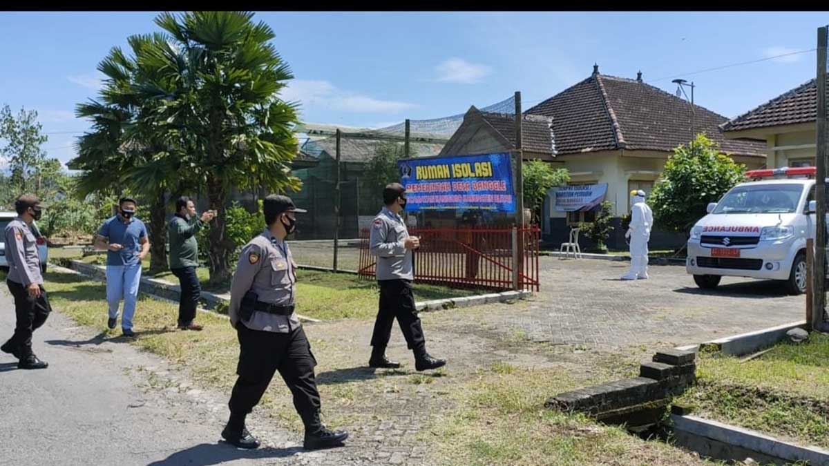 Satgas penanganan Covid-19 Kabupaten Blitar melakukan penjemputan pasien positif Covid-19 yang melakukan isolasi mandiri dengan fasilitas yang kurang mendukung - Covid Hunter Jemput Bola Pasien Positif