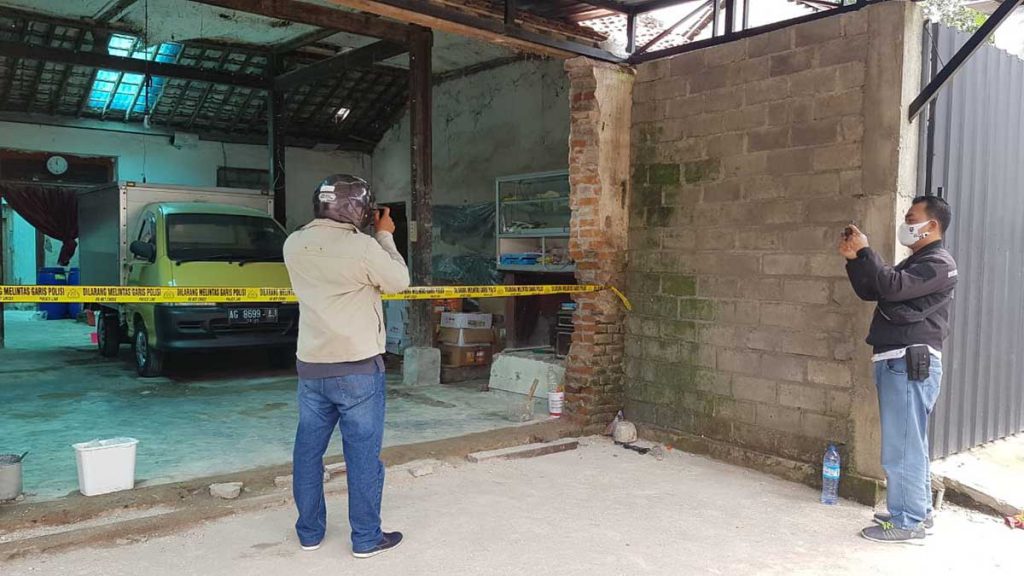 Satreskrim Polres Kediri Kota melakukan penggrebekan disalah satu gudang yang diduga sebagai tempat pengoplosan obat-obat pertanian - 12 Orang Pengoplos Obat Pertanian Diciduk Polisi