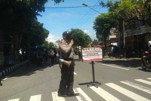 Sebanyak 12 pelanggar terjaring dalam operasi yang digelar tepat didepan Asrama Polri tersebut - Operasi Yustisi di Jalan PK Bangsa Tindak 12 Pelanggar Prokes