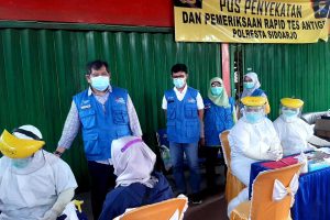 DIRAPID - Sejumlah petugas tenaga kesehatan sibuk rapid antigen warga dari luar kota Sidoarjo bersama Polsek Krian dan jajarannya di Pos By Pass Krian, Sidoarjo, Sabtu (13/02/2021) - Delapan Orang Hasil Rapid Reaktif Langsung Diisolasi