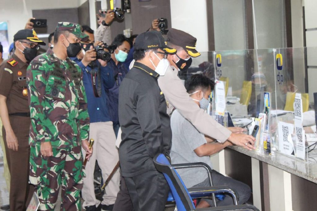 Penyekatan bilik layanan di KPP Pratama Malang Selatan. (ist) - Efektifkan PPKM Tahap 2, Forkopimda Kota Malang Sidak Perkantoran dan Rumah Makan