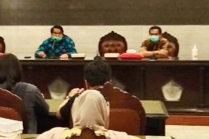 Sekda Kota Malang, Wasto (kiri) berpamitan kepada awak media. (ws1) - Sekda Kota Malang Pamitan, Wasto: Persahabatan Tidak Ada Pensiunnya