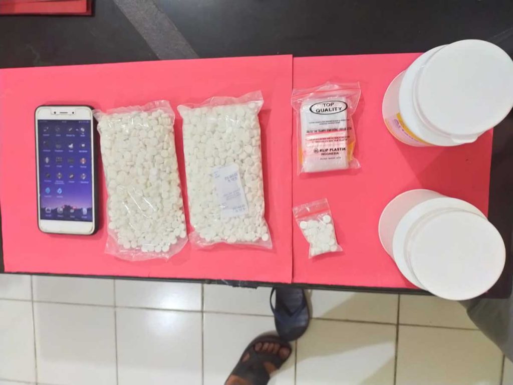Simpan 2000 Butir Pil LL, Pemuda Ngebrak Diciduk Satresnarkoba - Barang Bukti Narkoba