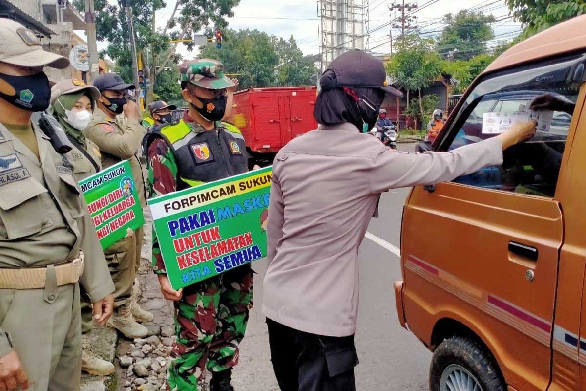 Sosialisasi prokes saat rasia operasi yustisi. (ist) - Satgab Kota Malang Aktif Razia Yustisi dan Sosialisasi Prokes