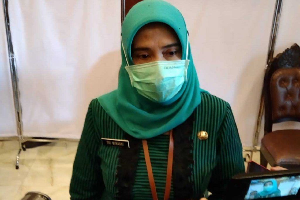 Sri Winarni berikan keterangan vaksinasi dosis kedua. (ws1) - 10 Tokoh Hadiri Vaksinasi Kedua Kota Malang