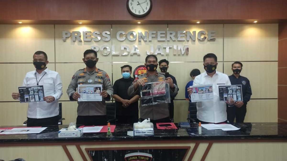 RILIS : Subdit V Direktorat Reserse Kriminal Khusus Kepolisian Daerah Jawa Timur membekuk warga Sidoarjo berinisial OS yang merupakan muncikari penyedia layanan prostitusi anak di bawah umur di Kota Mojokerto melalui media sosial. (ist) - Prostitusi Online Kembali Terungkap