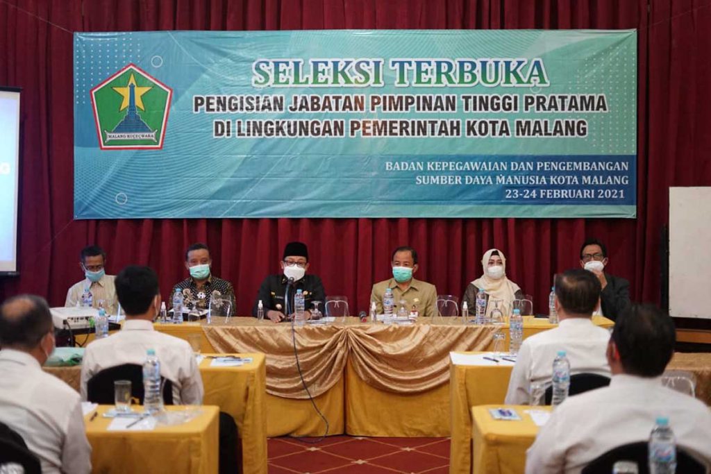 Sutiaji berikan pemaparan penilaian hasil seleksi pejabat tinggi pratama. (ws1) - Pelantikan Kepala OPD, Sutiaji: Saya Targetkan 1 Maret 2021