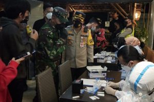 Pengunjung kafe langsung dites swab antigen. (ist) - Terjaring Razia PPKM, Satu Pengunjung Positif Langsung Karantina di Safe House