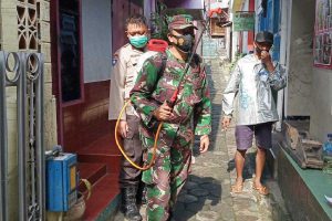 Babinsa dan Babinkamtibmas semprot disinfektan rumah warga dan fasum. (ist) - TNI-POLRI Semprotkan Disinfektan Sterilisasi Rumah Warga dan Fasum