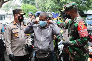 TNI-POLRI bagikan masker di kawasan Stasiun. (ist) - Operasi PPKM, TNI-POLRI Bagikan Masker di Kawasan Stasiun