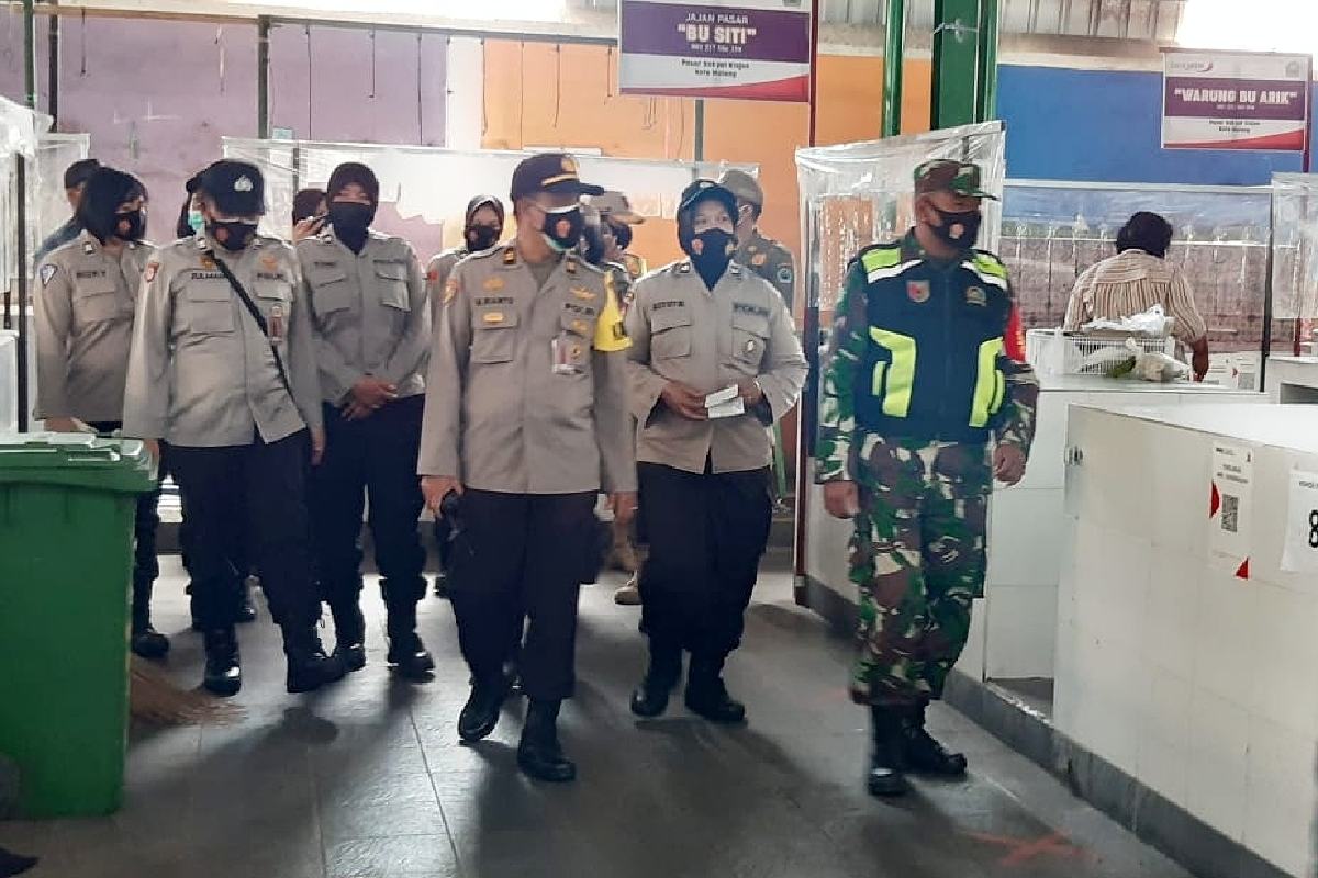 TNI-Polri sidak pasar tegakkan disiplin protokol kesehatan. (ist) - Putus Penyebaran Covid-19, TNI-Polri Konsisten Tegakkan Disiplin Protokol Kesehatan