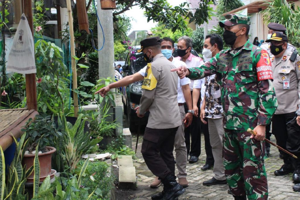 Meninjau tanaman toga Perum Green Living Residence. (ist) - Kapolresta Makota-Dandim 0833 Targetkan 100 Kampung Tangguh Semeru di Kota Malang