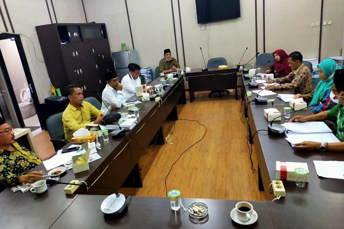 Tampak pengajar mengadukan perlakuan Kepada anggota DPRD Komisi IV - Ditolak Jadi Guru SDN, Lulusan PGMI Wadul Dewan