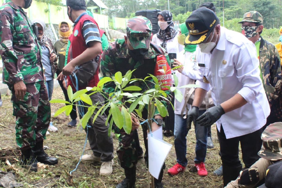 Tanam pohon pule di Taman Makam Bahagia. (ist) - Hormati Pejuang, Forpimda Tanam 100 Pohon Pule di Taman Makam Bahagia