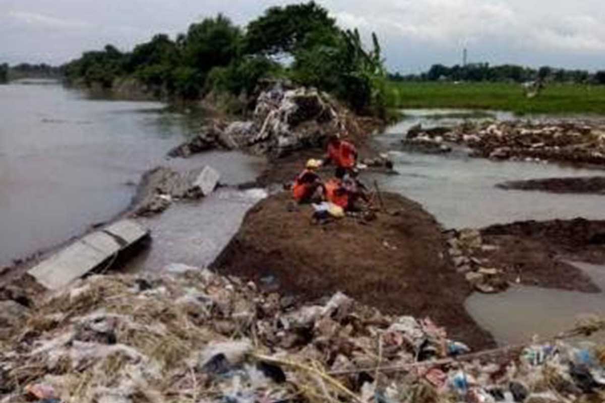 Tanggul sungai kedunglarangan bangil yang jebol - Pemkab Anggarkan Rp 3,6 M untuk Recovery Tanggul