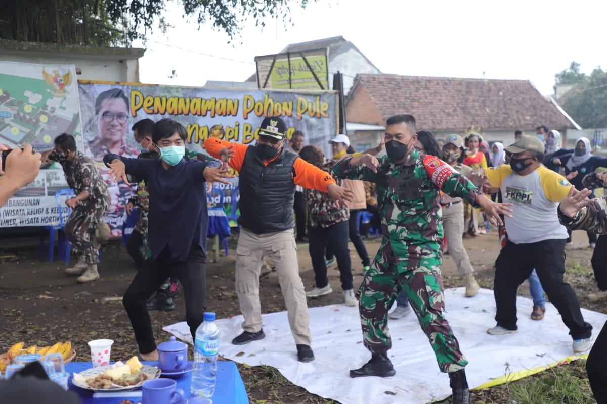 Disela penanaman, menari massal Beksan Wanoro. (ist) - Dukung Gerakan Penghijauan, Forkopimda Tanam 200 Bibit Pohon Pule di Bandulan