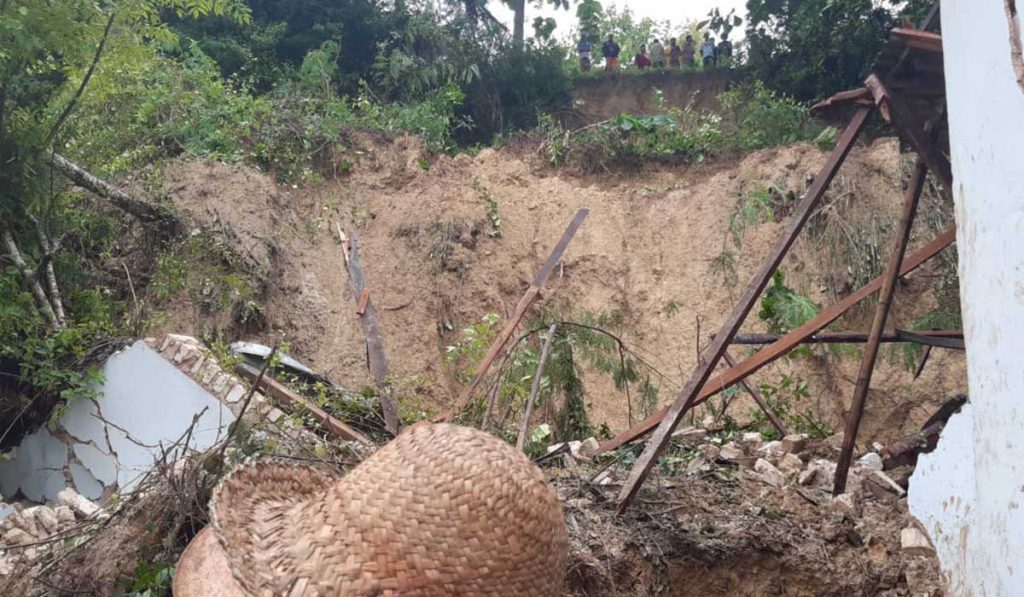 LONGSOR : Tebing yang tingginya kurang lebih 70 meter dan bersebelahan dengan bangunan kelas dan asrama santriwati, roboh akibat longsor. (ady) - Naas 47 Santriwati Tertimbun Longsor - Tiga Meninggal, 2 Hilang, 42 Selamat
