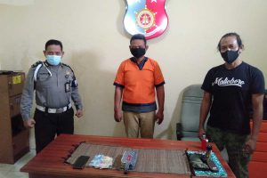 Tersangka Mochamad Imron Andi Prasetyo (tengah) bersama barang bukti saat dipolsek Bungah - Kerap Meresahkan Warga Gresik, Jambret Asal Lamongan Diringkus Polisi