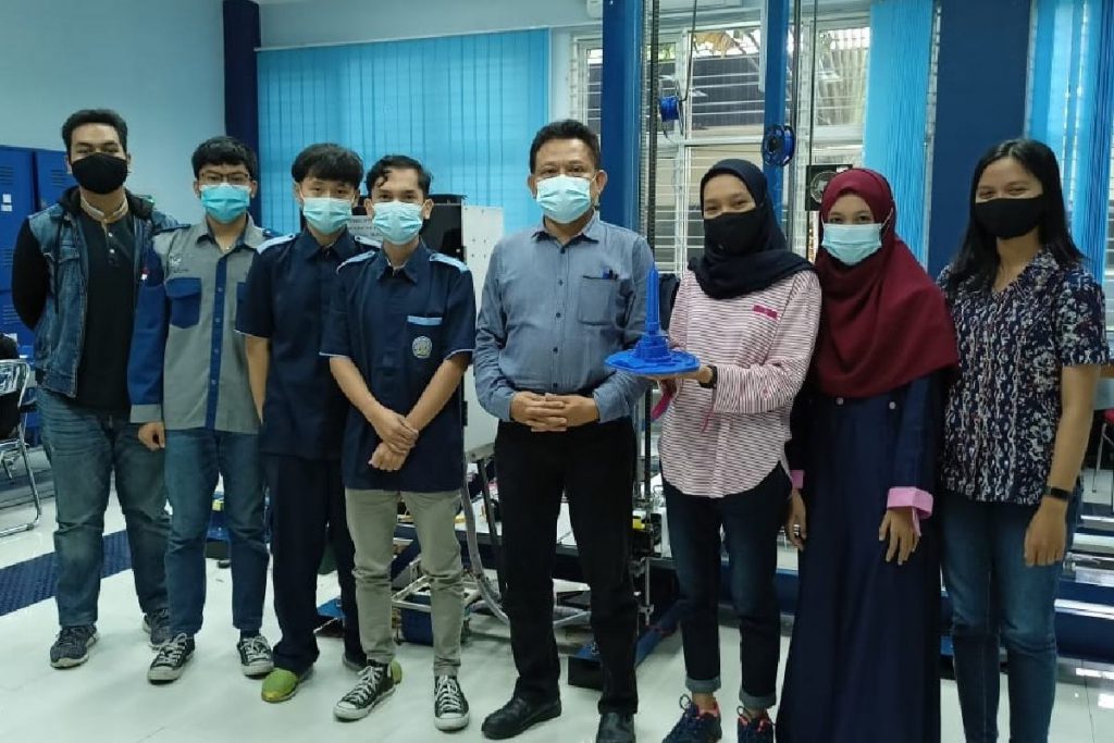 Bersama tim 3D Printing mahasiswa JTE Polinema. (ist) - Dosen JTE Polinema Sukses Teliti 3D Printing