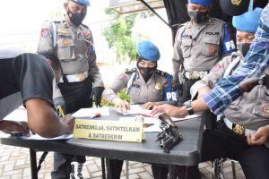 OPERASI - Tim Penegakkan Ketertiban dan Disiplin (Gaktibplin) Bidang Propam Polda Jawa Timur menggelar operasi anggota dan ASN Polresta Sidoarjo serta polsek jajaran, Selasa (23/02/2021) - Propam Polda Jatim Gelar Operasi di Polresta Sidoarjo - Minimalisir Pelanggaran