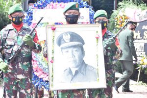Upacara pemakaman mantan Bupati Trenggalek, Kolonel Purn. H Soedarso - Mantan Bupati Trenggalek Kolonel Purn. H Soedarso Tutup Usia